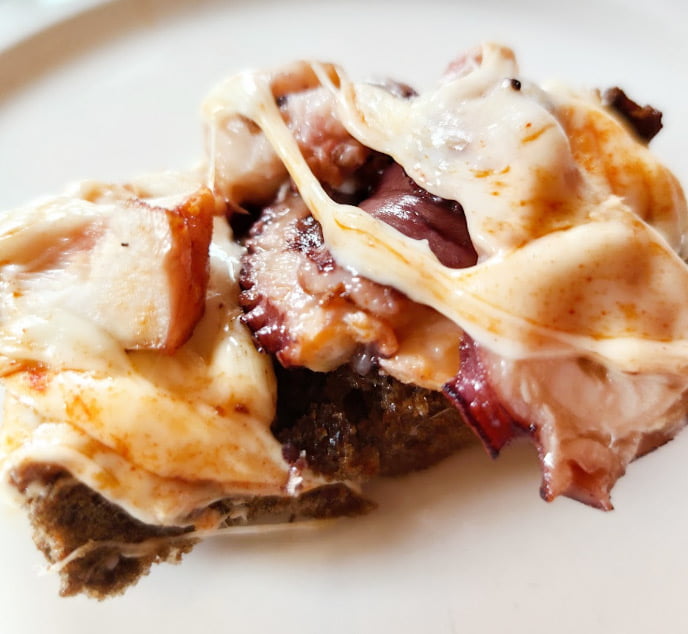 tosta pulpo con queso